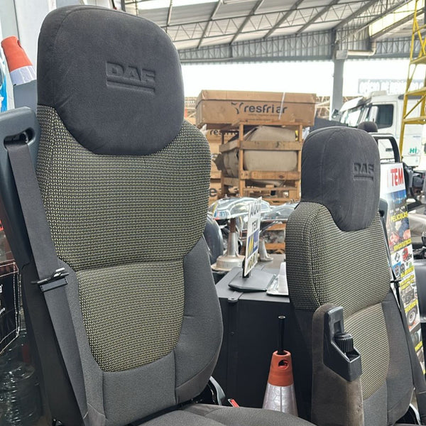 Bancos DAF 2021 em Diante - Dianteiro Esquerdo A AR + Dianteiro Direito (Tecido Cinza/Verde Musgo)