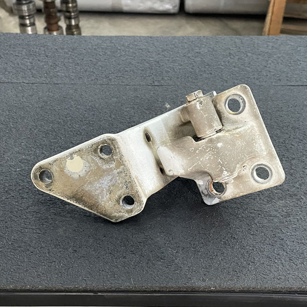 Dobradiça Porta Inferior Com Limitador Lado Direito – Iveco Strallis – Código 99442507