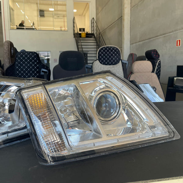 Par de Farol Volvo FH 2010 a 2014 - Códigos 21035637 / 21035638
