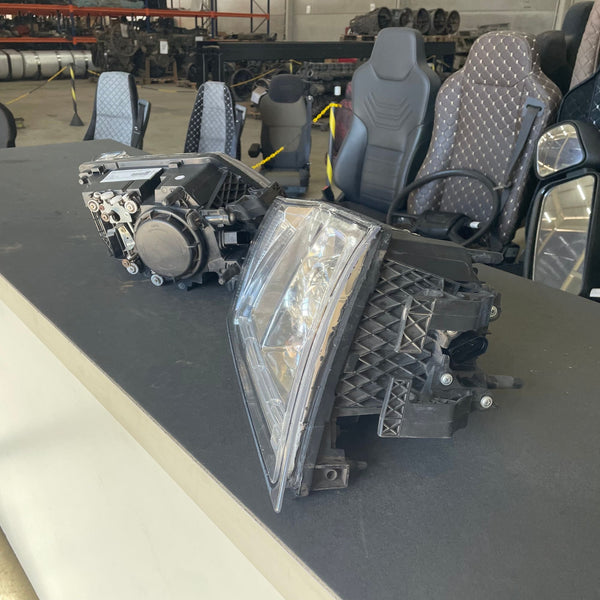 Par de Farol Volvo FH 2010 a 2014 - Códigos 21035637 / 21035638