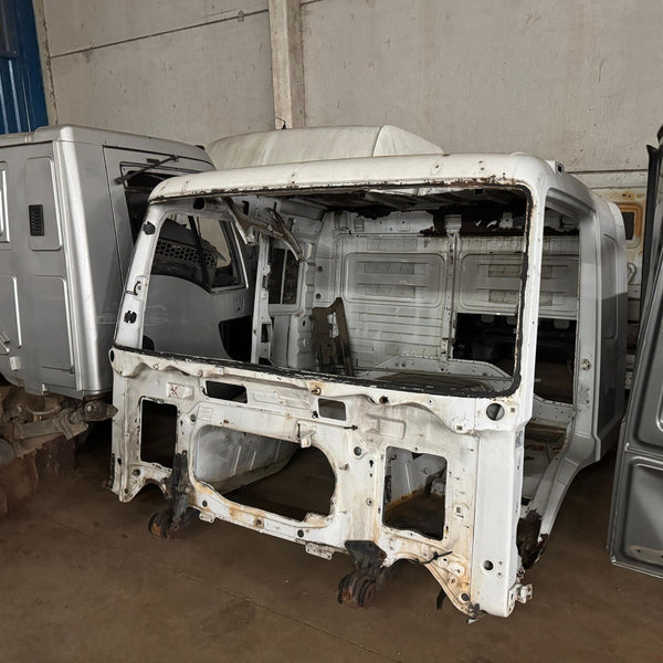 Cabine Mercedes-Benz Atego Leito – Versão com Teto Baixo