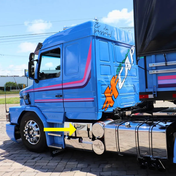 Acabamento Inox da Tampa de Proteção da Caixa de Bateria do Scania Cabine T R 113 - Liza