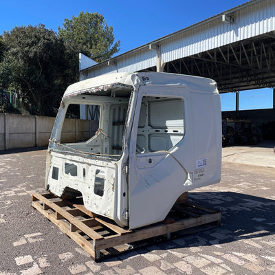Cabine Volvo VM Leito com Portas Ano 2022 - Para Peças