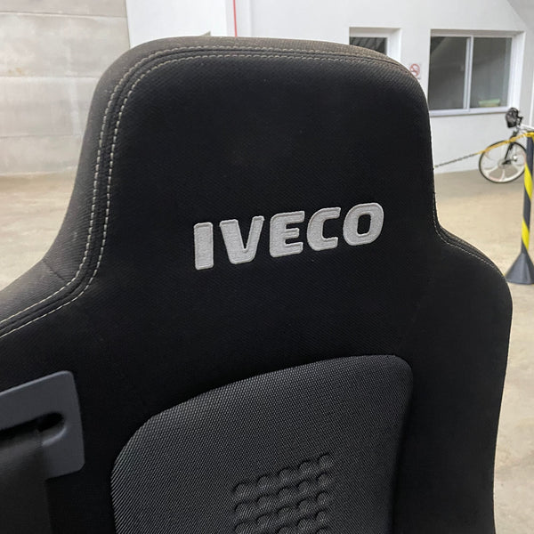 Banco A AR Dianteiro Direito Carona Iveco Strals 2010 (em Tecido Preto/Cinza)