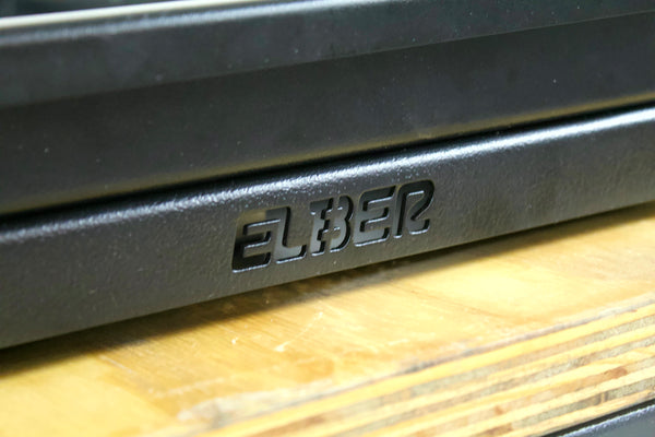 Logo Elber estampado na estrutura do suporte SCC01