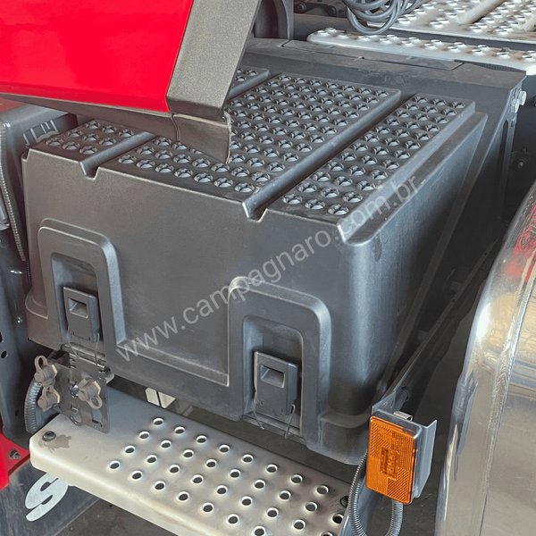 Presilha da Tampa da Caixa de Bateria Scania NTG (após 2019)