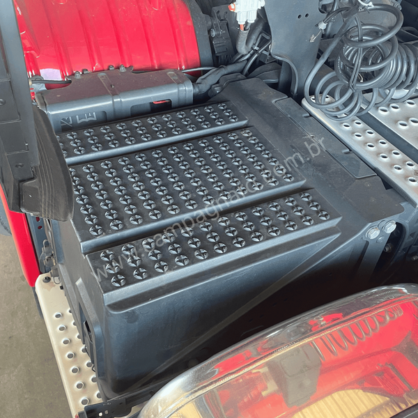 Tampa da Caixa de Bateria com Degrau Scania NTG (após 2019) – com Presilhas