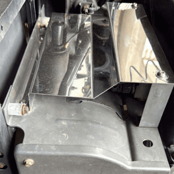 Acabamento de Proteção de Inox Superior do Bujão de Ar - Volvo FH (2005 a 2014)