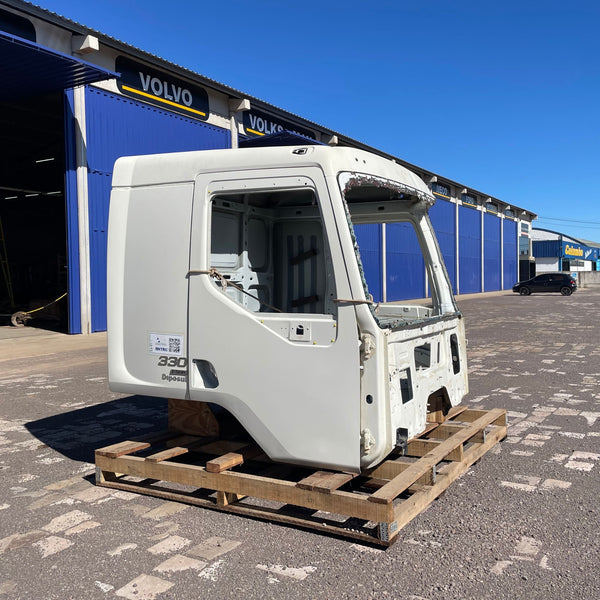 Cabine Volvo VM Leito com Portas Ano 2022 - Para Peças