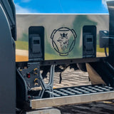 Acabamento Inox da Tampa de Proteção da Caixa de Bateria do Scania Cabine T R  - Liza com Grifo