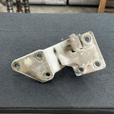 Dobradiça Porta Inferior Com Limitador Lado Direito – Iveco Strallis – Código 99442507