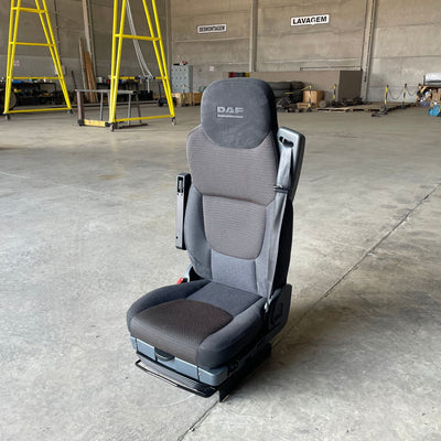 Banco A AR Dianteiro Esquerdo Motorista DAF 2021 em Diante (Tecido Cinza/Multicolor)