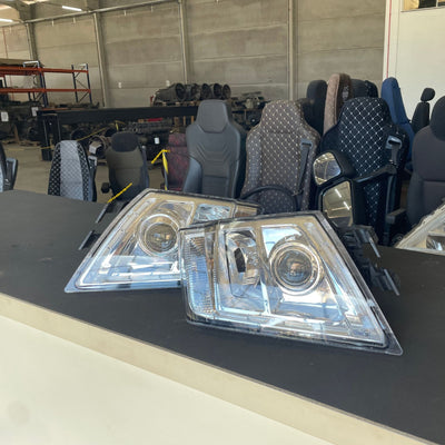 Par de Farol Volvo FH 2010 a 2014 - Códigos 21035637 / 21035638