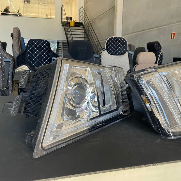 Par de Farol Volvo FH 2010 a 2014 - Códigos 21035637 / 21035638