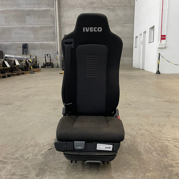 Banco A AR Dianteiro Direito Carona Iveco Strals 2010 (em Tecido Preto/Cinza)