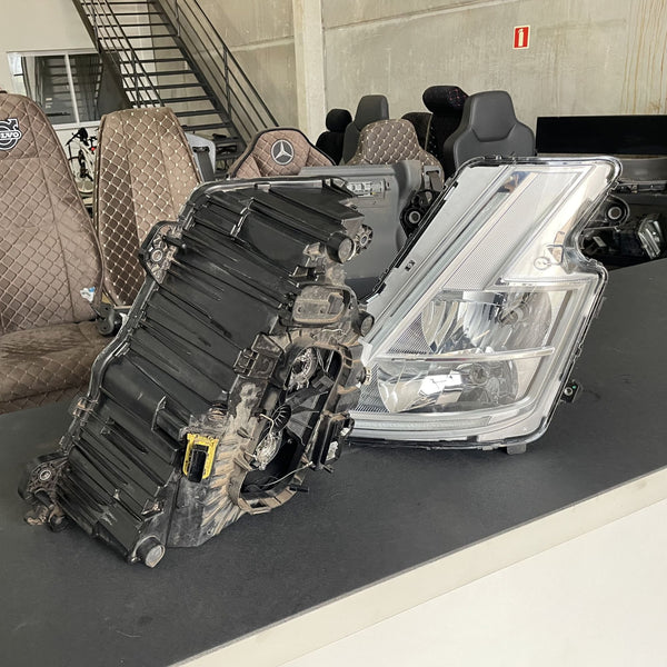 Farol Lado Esquerdo e Lado Direito Volvo FH NEW