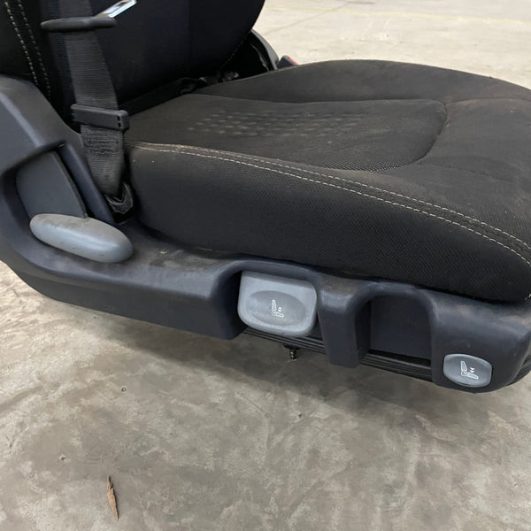 Banco A AR Dianteiro Direito Carona Iveco Strals 2010 (em Tecido Preto/Cinza)