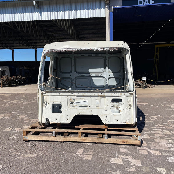 Cabine Volvo VM Leito com Portas Ano 2022 - Para Peças