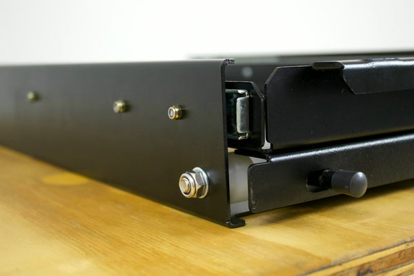 Detalhe frontal do suporte Elber SCC01 - puxador e trava automática