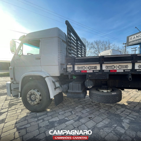 Calha de Chuva Volkswagen 7.90 7.110 8.120 8.150 9.150 17.210 18.310 Titan Tractor - Sem Recorte para Tirante
