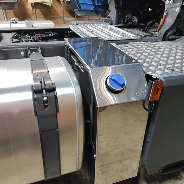 Acabamento de Inox do Tanque do Arla 105 Litros Scania NTG