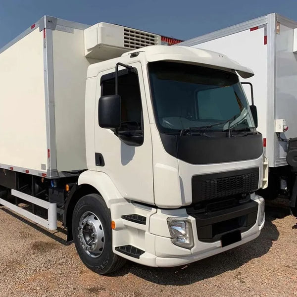 Estribo Com Abertura para Sinaleira Volvo VM 2006 em diante - Fibra